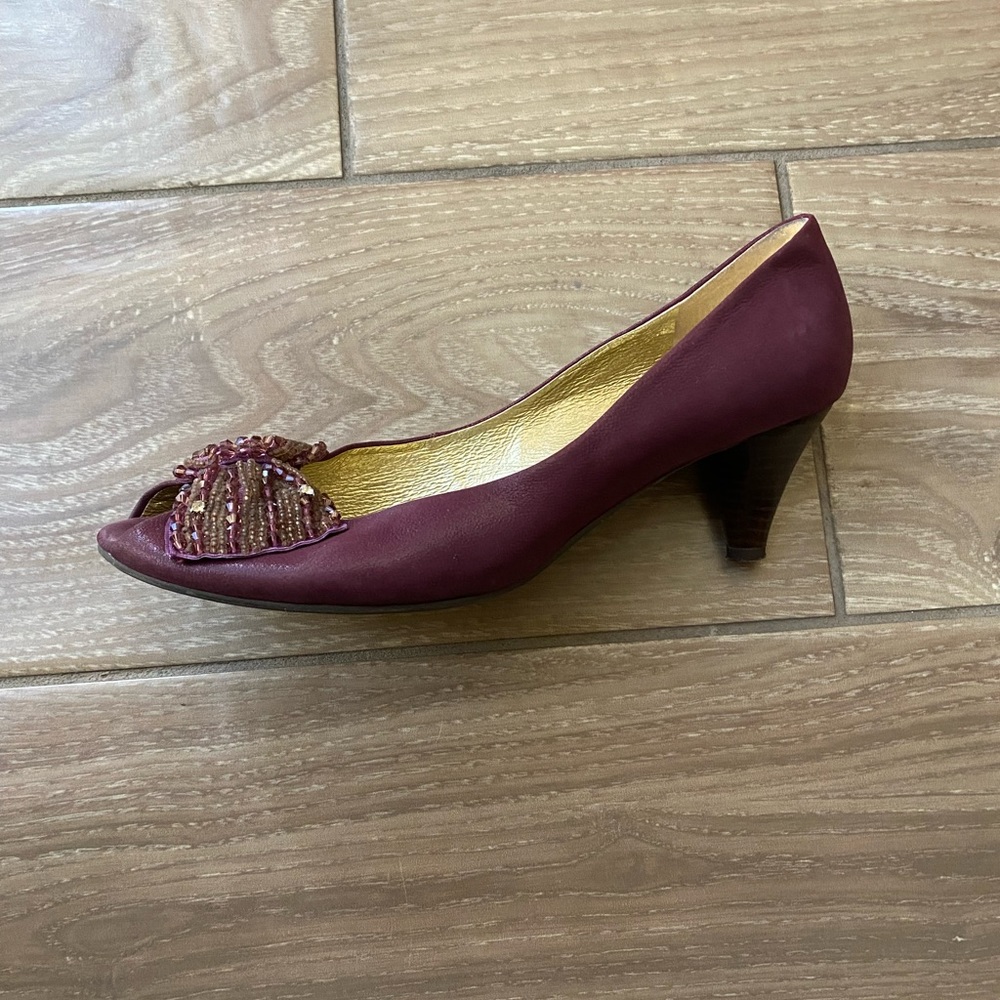 NWOT. GDC Purple Rhinestone Bow Peep-Toe Pumps